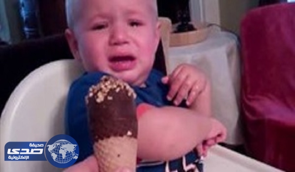 بالفيديو.. بٌكاء هستيري لطفل أثناء تناوله آيس كريم لأول مرة