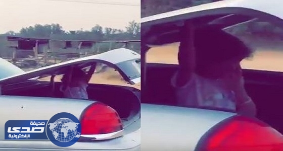 بالفيديو.. شخص يضع طفلة في شنطة السيارة وينطلق بسرعة جنونية