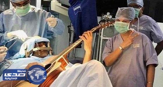 بالفيديو.. هندي يخفف آلام جراحة في المخ بالعزف على الجيتار