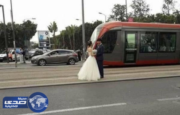 بالصور.. صينيان يحتفلان بزواجهما فوق سكة ترامواي الدار البيضاء