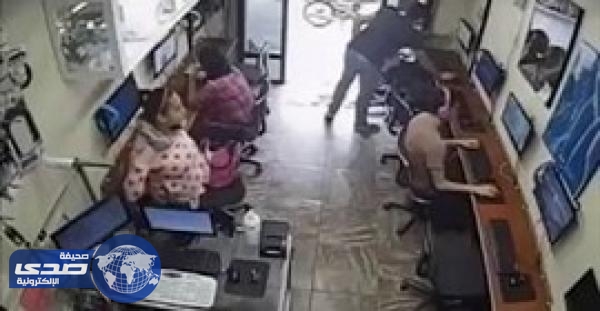 بالفيديو..فتاة تسرق هاتف من مقهى إنترنت
