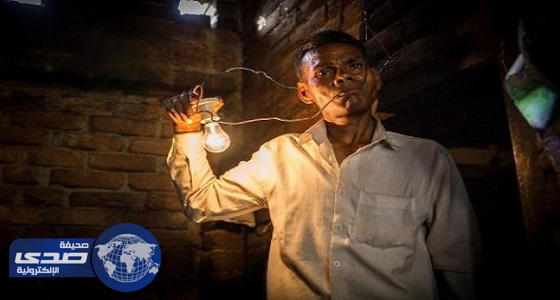 بالفيديو والصور.. هندي يأكل أسلاك الكهرباء العارية