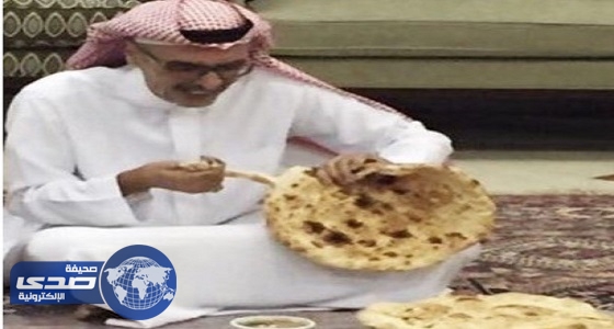 الأمير الشاعر بدر بن عبد المحسن يتناول الفطور بالطائف