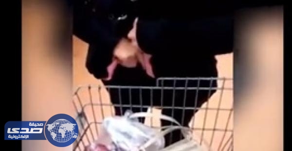 بالفيديو.. ضبط امرأة تسرق 34 سلعة من سوبر ماركت
