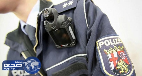 شرطي مسلم يرفض مصافحة زميلته في ألمانيا