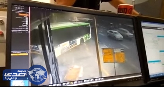 بالفيديو.. حافلة ركاب تقتحم مركز شرطة إسرائيلي في تل أبيب