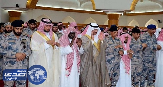 بالصور.. وكيل إمارة الشرقية يؤدي صلاة الميت على الشهيد ” هزازي “