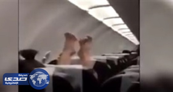 بالفيديو.. سيدة ترفع قدمها وترقص بها على متن طائرة