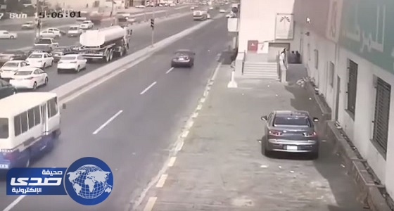 بالفيديو.. لحظة وقوع حادث تصادم مروع في جدة بسبب سائق متهور