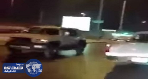 بالفيديو.. قائد سيارة يسير للخلف بشكل متهور في الرياض