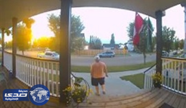 بالفيديو.. عائلة ظربان تُفاجأ شابا أثناء خروجه من منزله