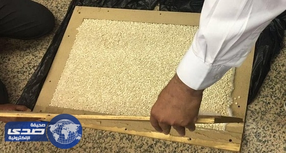 بالصور.. جمارك مطار الإحساء تضبط 110 آلاف حبة مخدرة داخل طاولة خشبية