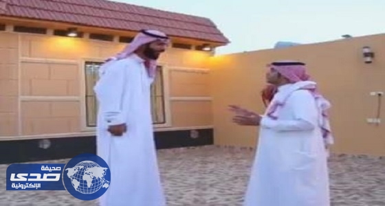 بالفيديو.. أطول رجل في الخليج يروي معاناته في حياته اليومية