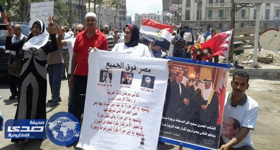 عشرات المصريين ينظمون وقفة بالإسكندرية تنديدًا بدعم قطر للإرهاب