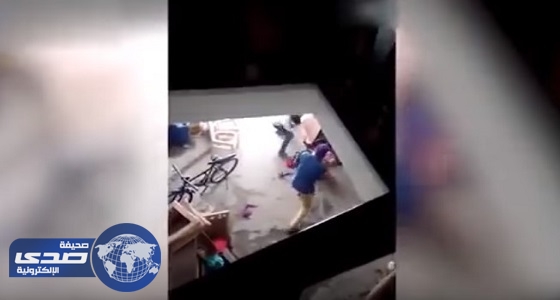 بالفيديو.. امرأة هندية تتعرض للضرب المبرح لإنجابها بنتًا