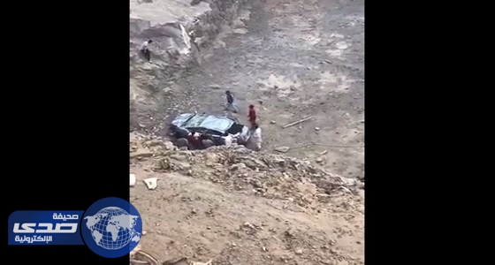 بالفيديو.. وفاة مقيم مصري انقلبت سيارته في حفرة بشارع الحج