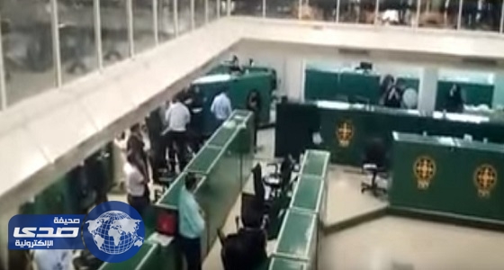 بالفيديو.. مساهمون يهشمون زجاج بورصة طهران بالحجارة اعتراضًا على سياسات الحكومة