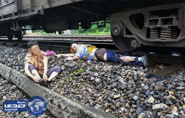 بالفيديو والصور.. رجل يفقد ساقه أثناء إنقاذ حياة امرأة صماء أمام قطار
