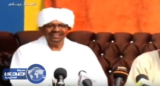 بالفيديو.. الرئيس السوداني يغني مع الفنانين في جلسة طربية