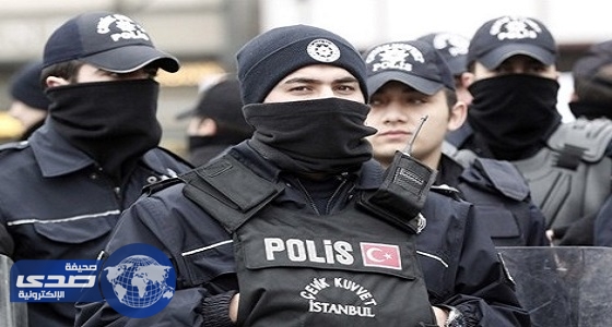 صحيفة تركية: مسلح يقتل شرطياً في محكمة ويحتجز رهينة