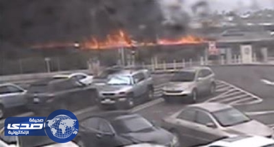 بالفيديو.. لحظة سقوط وانفجار طائرة على طريق سريع في أمريكا