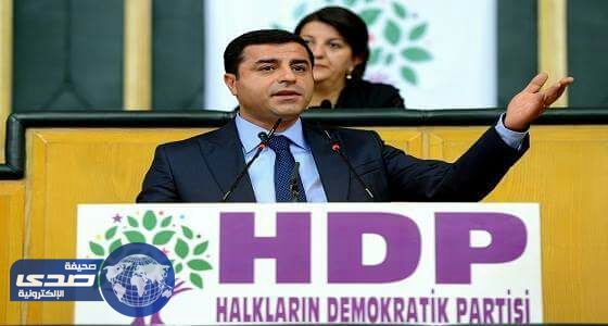 زعيم حزب الشعوب التركي يرفض المثول أمام المحكمة مكبل اليدين