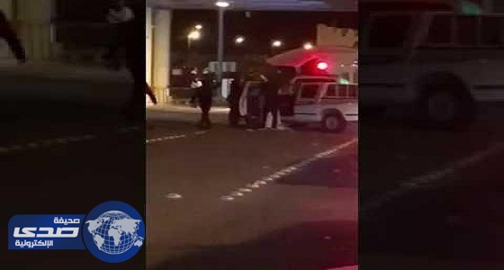 بالفيديو.. الكويت تضبط سعودي وكويتي اعتديا على رجال الأمن بمنفذ النويصيب