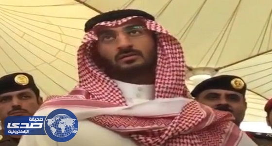 بالفيديو.. موقف إنساني لنائب أمير مكة في صالات الحج