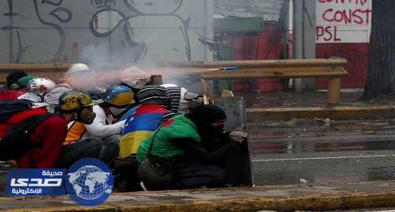 بالفيديو.. متظاهرو فنزويلا يستخدمون الألعاب النارية ضد الشرطة