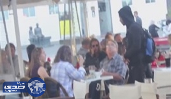 بالفيديو.. تجربة اجتماعية مؤثرة لشاب يطلب الطعام من المارة