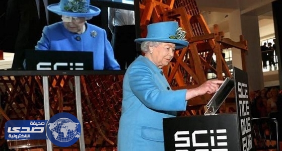 بالصور.. ملكة بريطانيا تظهر براعتها في التعامل مع التكنولوجيا