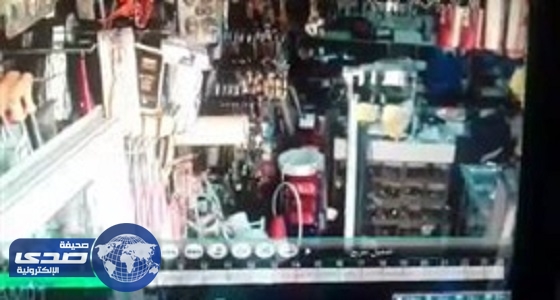 بالفيديو.. لحظة سرقة جوال من محل تجاري