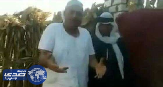 بالفيديو.. فلاح مصري يسخر من تميم بطريقته الخاصة