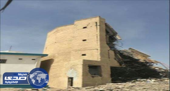 كتل خرسانية تسقط على مستشفى الأنصار بالمدينة بعد إزالة مبنى متاخم