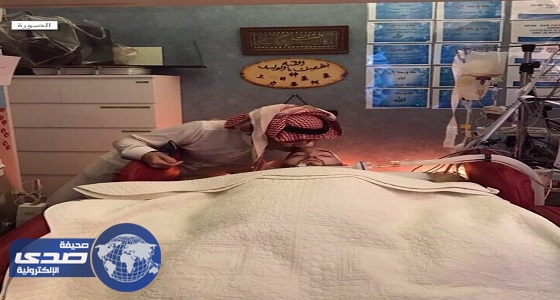بالصور.. الوليد بن طلال يقبل رأس ابن أخيه أثناء زيارته