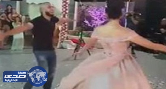 بالفيديو.. شاب يحل مشاكله مع عائلته بطريقة مثيرة