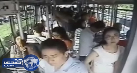 بالفيديو.. رجل يهاجم فتاة بالسكين في الحافلة