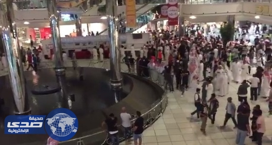 بالفيديو.. شبان يعتدون على فتيات بأفعال مشينة بمجمع تجاري في الخبر