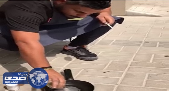 بالفيديو.. طاهٍ يقلي البيض على حرارة الشمس في دبي