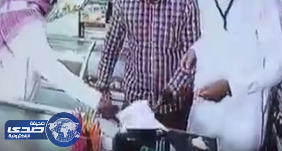 بالفيديو.. موظف يستولي على محفظة بائع متجر