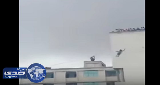 بالفيديو .. سقوط طالبة من ارتفاع شاهق أثناء عرض تدريبي