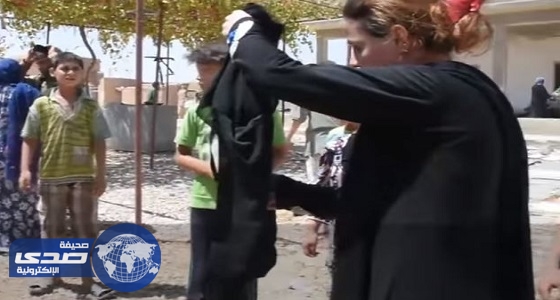بالفيديو.. نساء الرقة يحرقن ملابس &#8221; داعش &#8220;