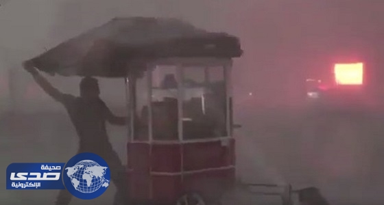 ⁠⁠⁠⁠⁠بالفيديو.. بائع يتحدى عاصفة ثلجية ويقف وحيدا يحمي عربته