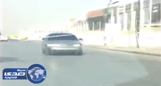 بالفيديو.. مواطن يقود سيارة للخلف بشكل متهور في الرياض