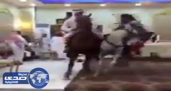 بالفيديو.. فارس يفشل في السيطرة على حصانه داخل قاعة أفراح
