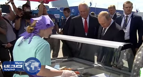 بالفيديو.. بائعة تجبر بوتين على &#8221; عزومة &#8221; مرافقيه