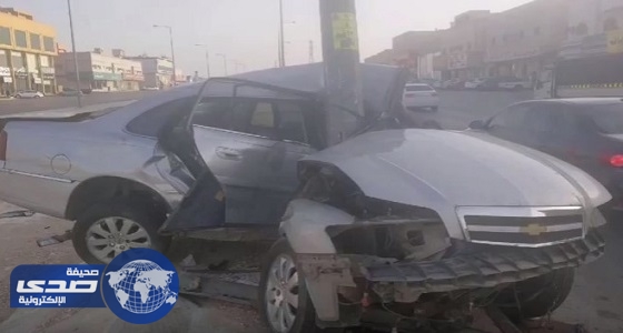 بالفيديو.. حادث مروع لسيارة تصطدم بعمود إنارة في الرياض