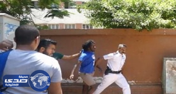 بالفيديو.. معركة طاحنة بين طلاب مدرسة والأمن يطلق الرصاص لفض الأشتباك