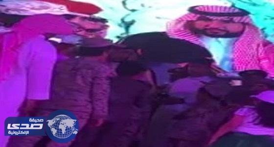 بالفيديو.. أحد أبناء الشهداء يلهب حماس الحضور بقصيدة في احتفالية «أرامكو»