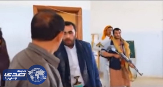 مشهد تمثيلي يجسد الانقلابيون يقتلون طالبًا وأستاذًا جامعيًا باليمن